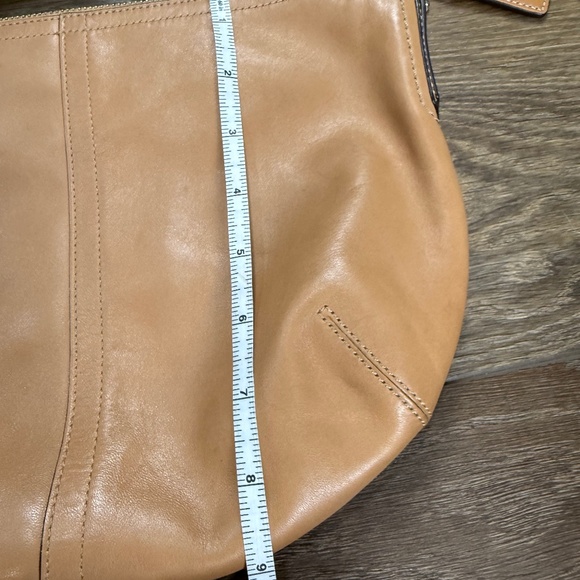 Vintage Coach Soho Tan Leather Hobo Shoulder Bag Zip Closure Pockets Designer - Picture 15 of 16